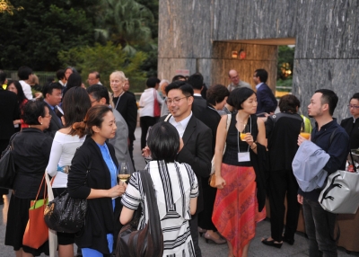 Summit speakers and participants mingle at the cocktail reception on the roof of the 老澳门开奖网 Hong Kong Center. (Elvis Ho)