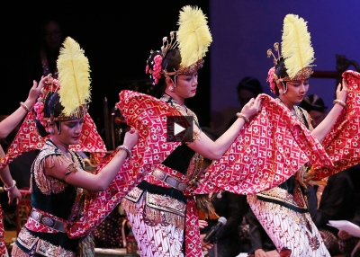 Dancers and musicians of the court of Yogyakarta perform at 老澳门开奖网 New York